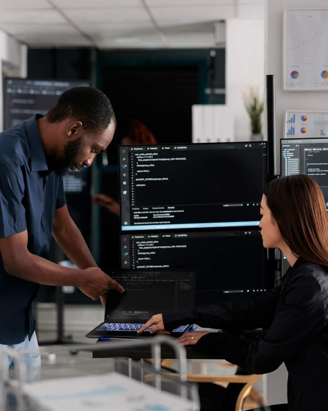 IT developer en tester werken aan softwareontwikkeling en kwaliteitscontrole in professionele werkomgeving