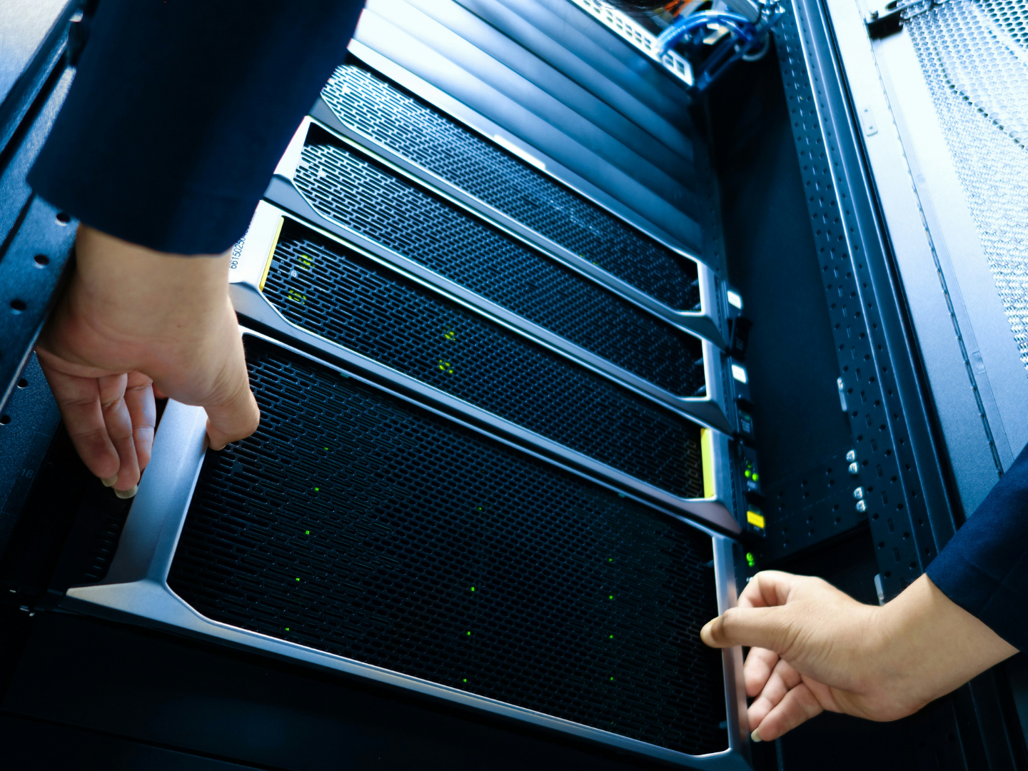 Cloud en security professional werkt aan IT-infrastructuur en cybersecurity