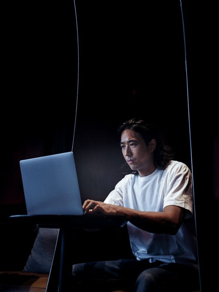 Software developer gefocust aan het werk op een laptop voor IT Development en Testing vacatures