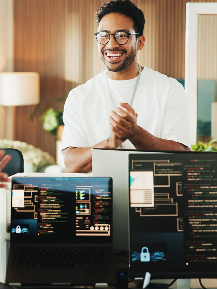 Glimlachende SAP ERP specialist achter schermen met bedrijfsdata en processen bij Morgan Black.