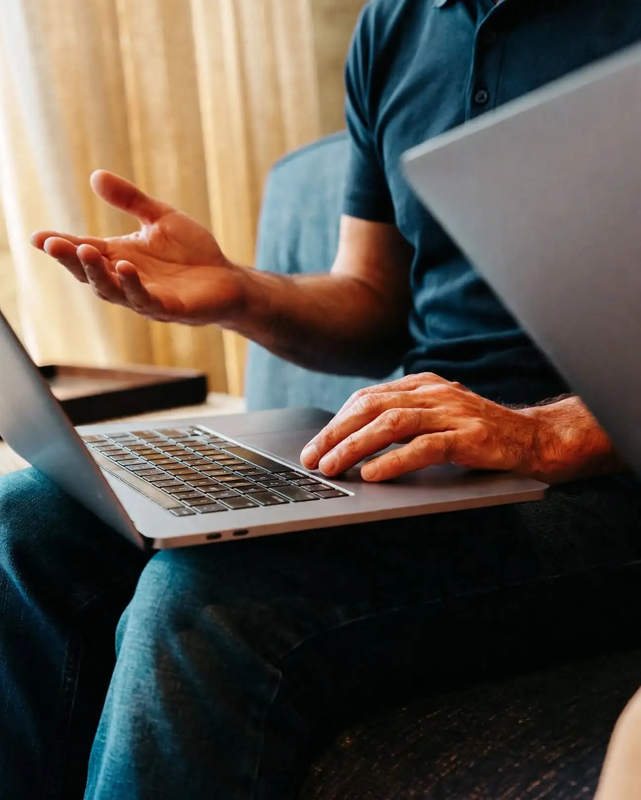 Gekwalificeerde IT-specialist van Morgan Black aan het werk op een laptop