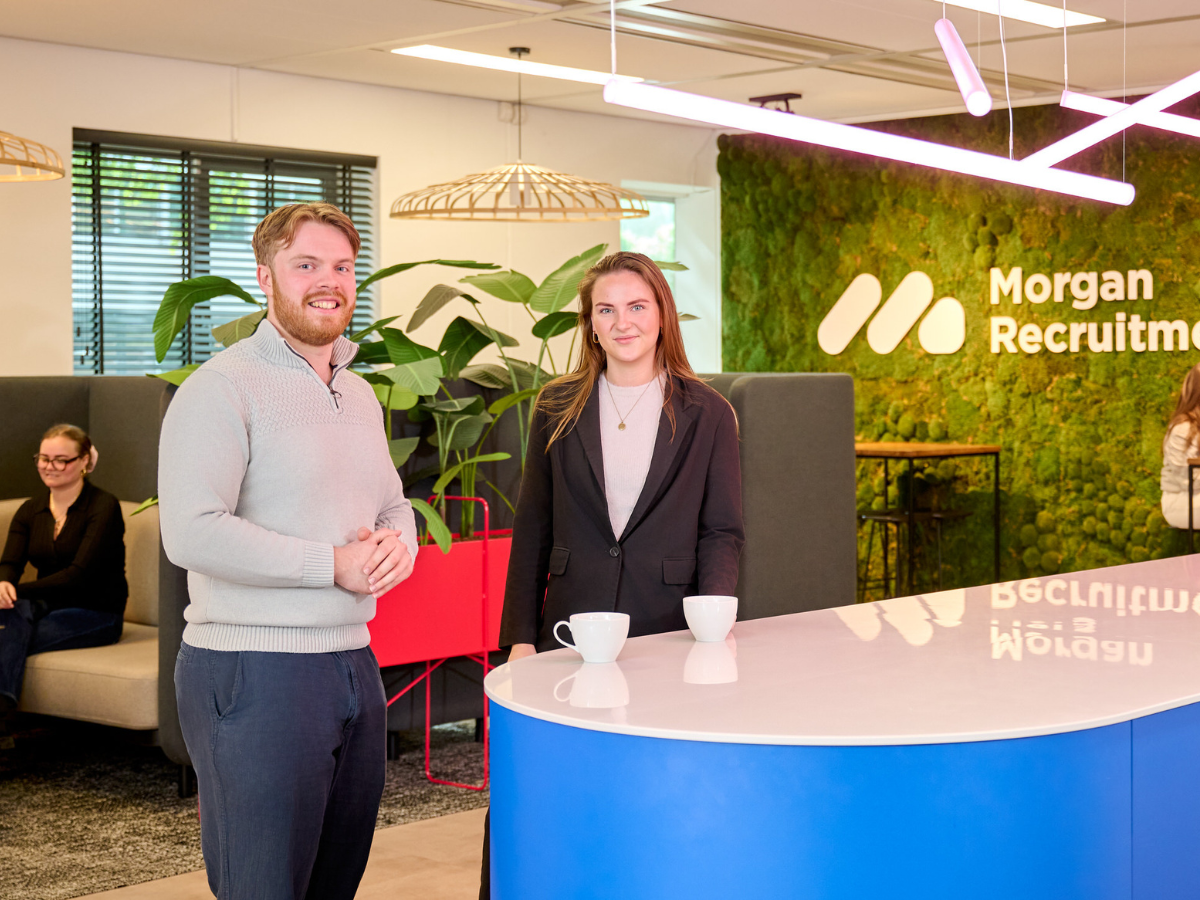 Trainee consultants op de werkvloer van Morgan Black in Amsterdam